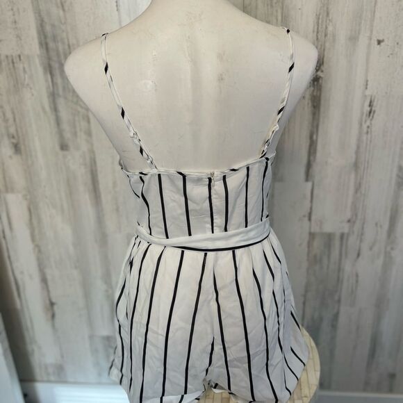 Stripped Romper with belt size MEDIUM - Picture 4 of 6